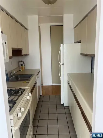 $2,000 | 515 Anderson Avenue, Unit 6B, Cliffside Park, NJ 07010