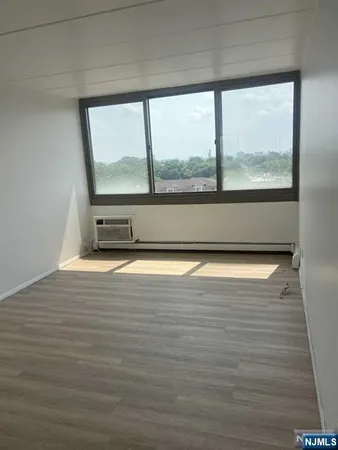 $2,000 | 515 Anderson Avenue, Unit 6B, Cliffside Park, NJ 07010