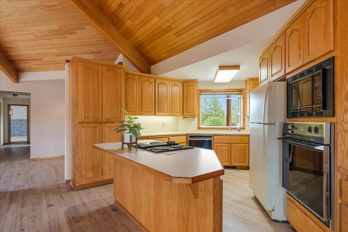 64515 Rock Springs Road Bend, OR 97703 - Photo 7 of 49 Kitchen