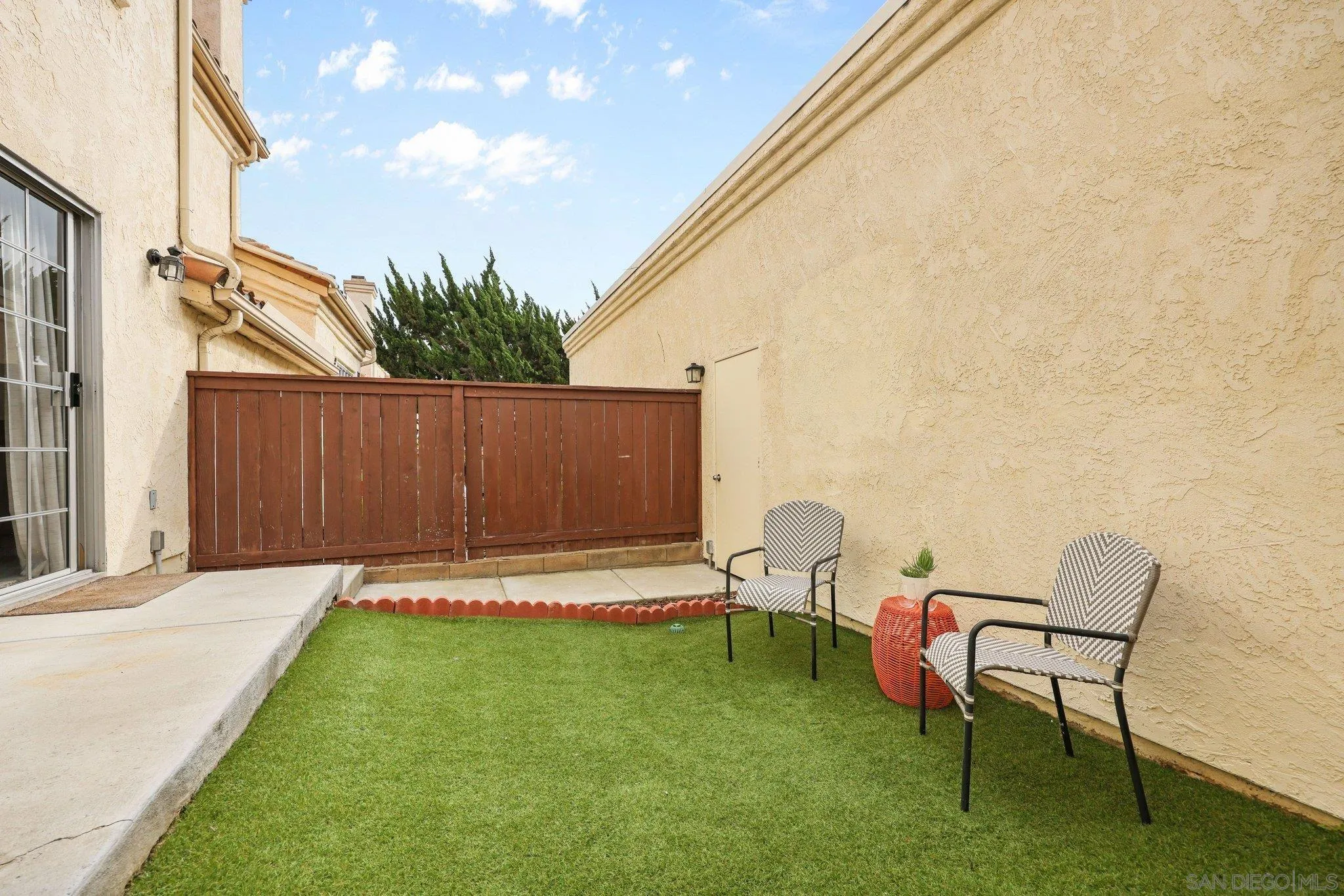 740 Breeze Hill Road, Unit 193 Vista, CA 92081 - Photo 24 of 35 a backyard of a house with table and chairs