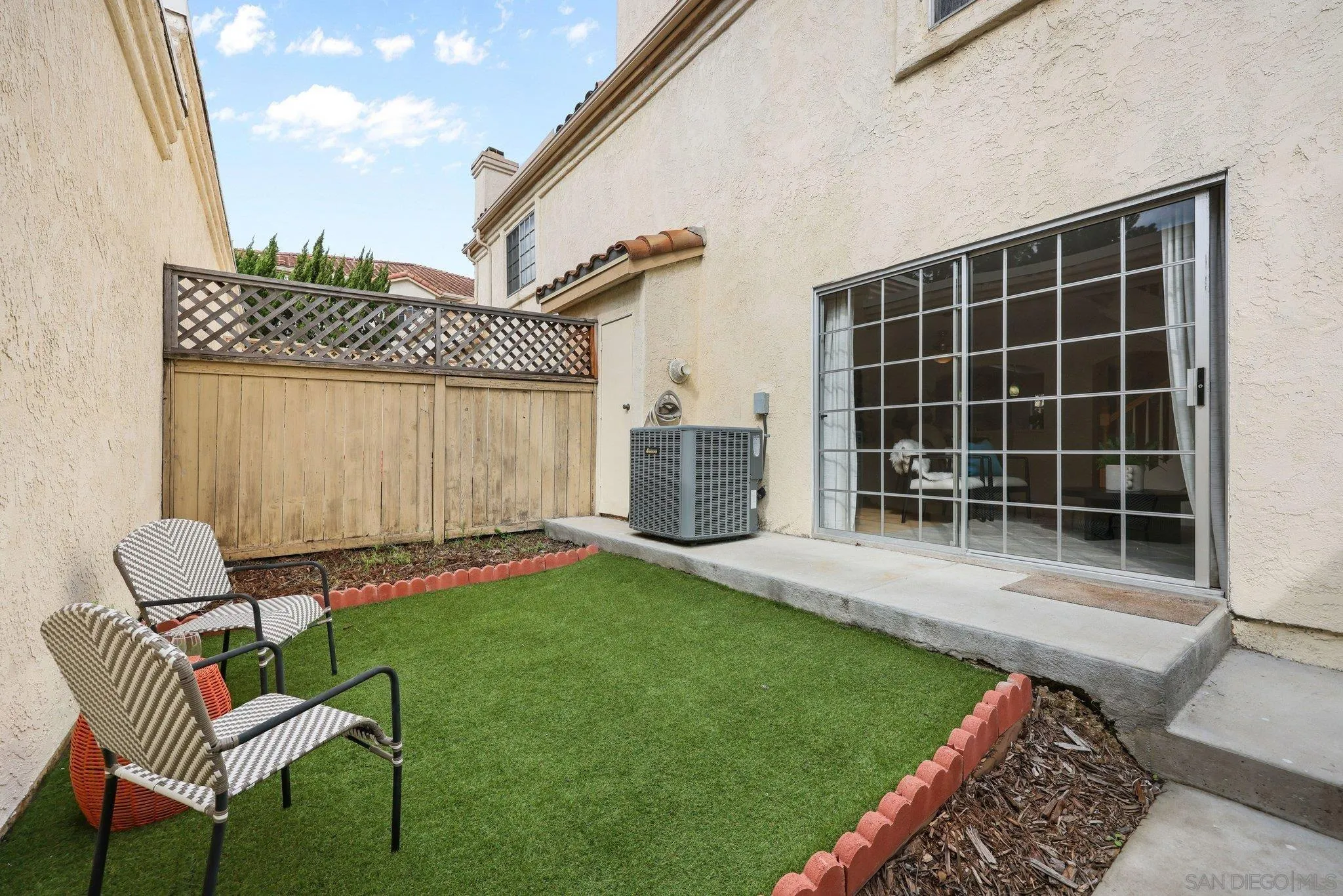 740 Breeze Hill Road, Unit 193 Vista, CA 92081 - Photo 25 of 35 a backyard of a house with table and chairs