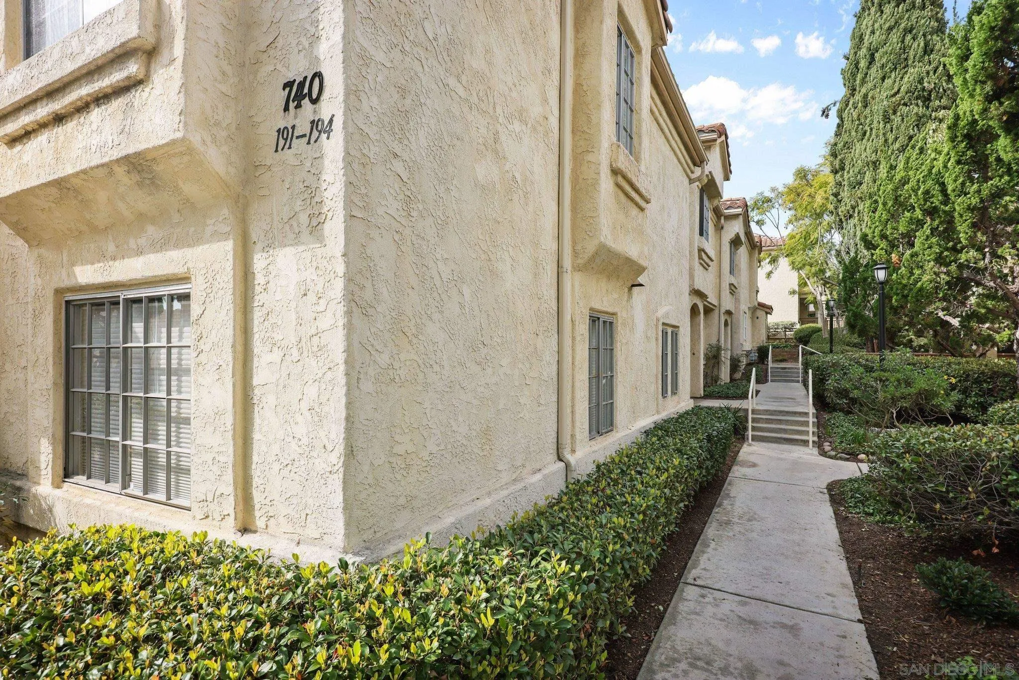 740 Breeze Hill Road, Unit 193 Vista, CA 92081 - Photo 31 of 35 a house with a outdoor space