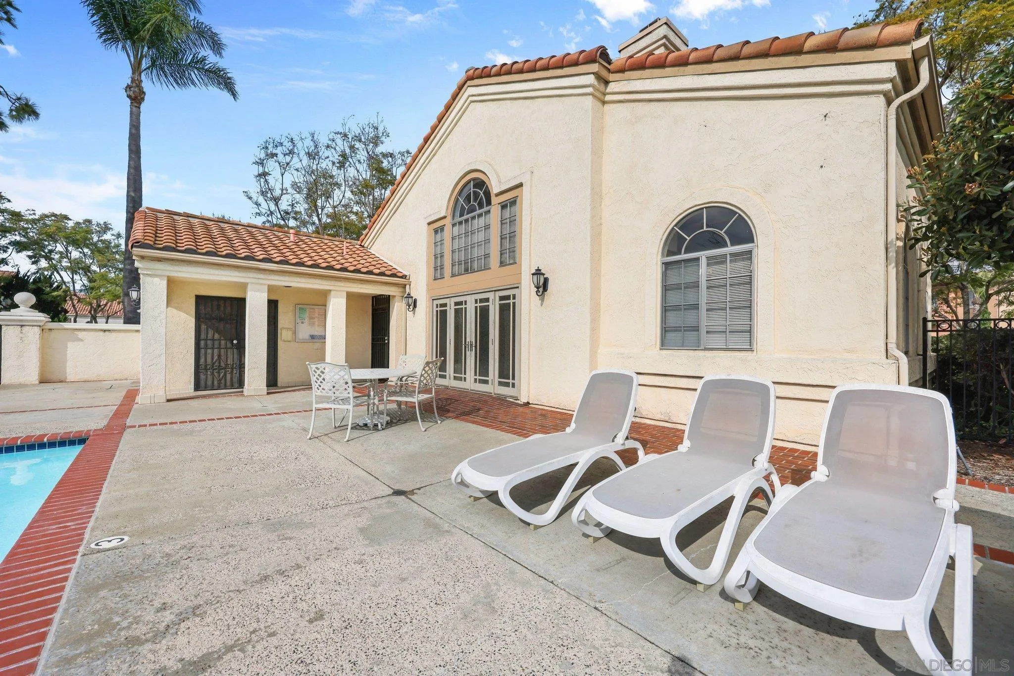740 Breeze Hill Road, Unit 193 Vista, CA 92081 - Photo 34 of 35 a view of a patio with table and chairs and potted plants