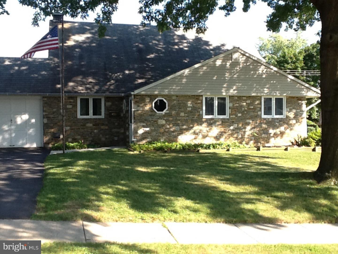 10 Hydrangea Road Levittown, PA 19056 - Photo 1 of 13 Gallery Image 1