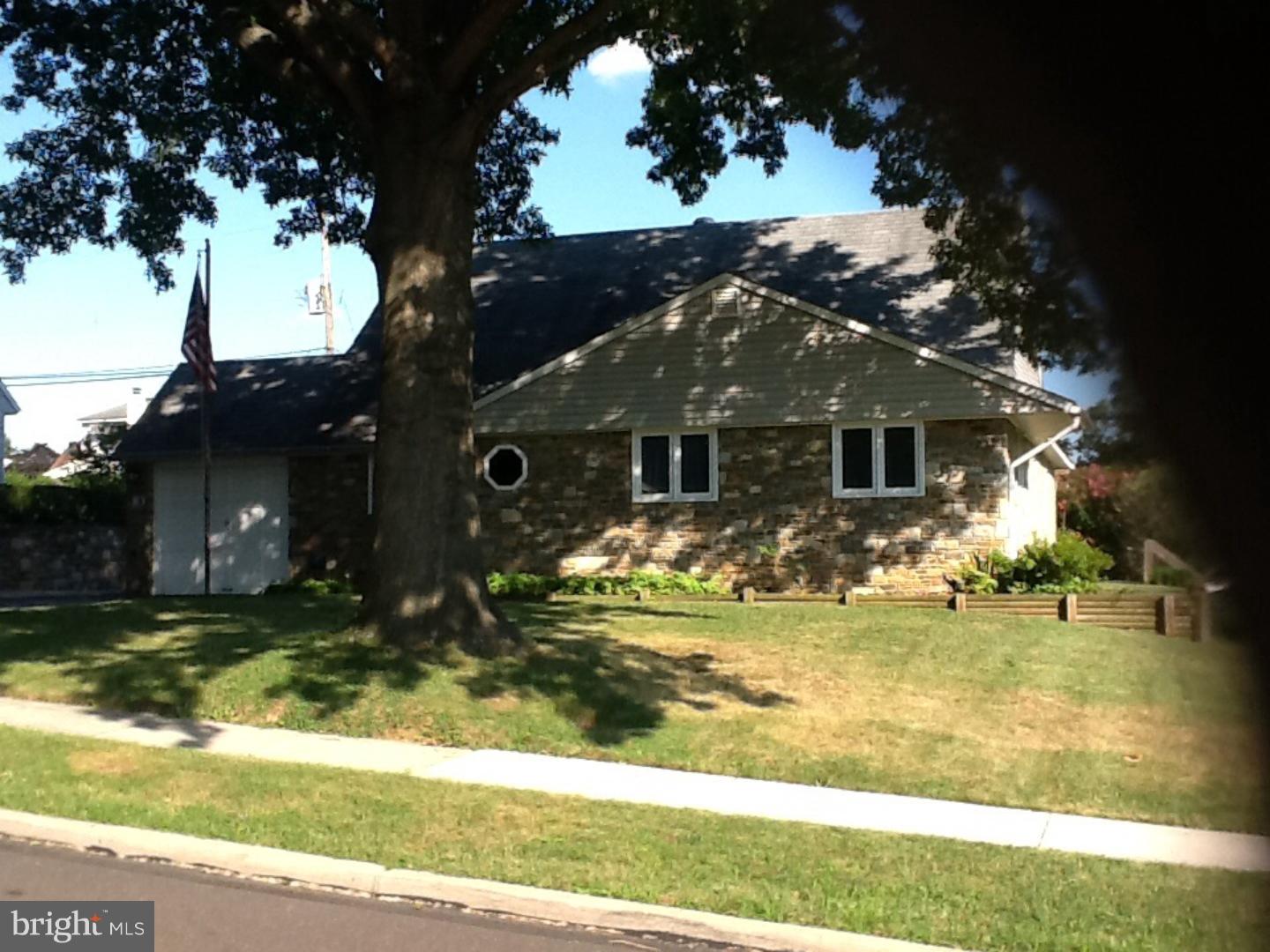 10 Hydrangea Road Levittown, PA 19056 - Photo 2 of 13 Gallery Image 2