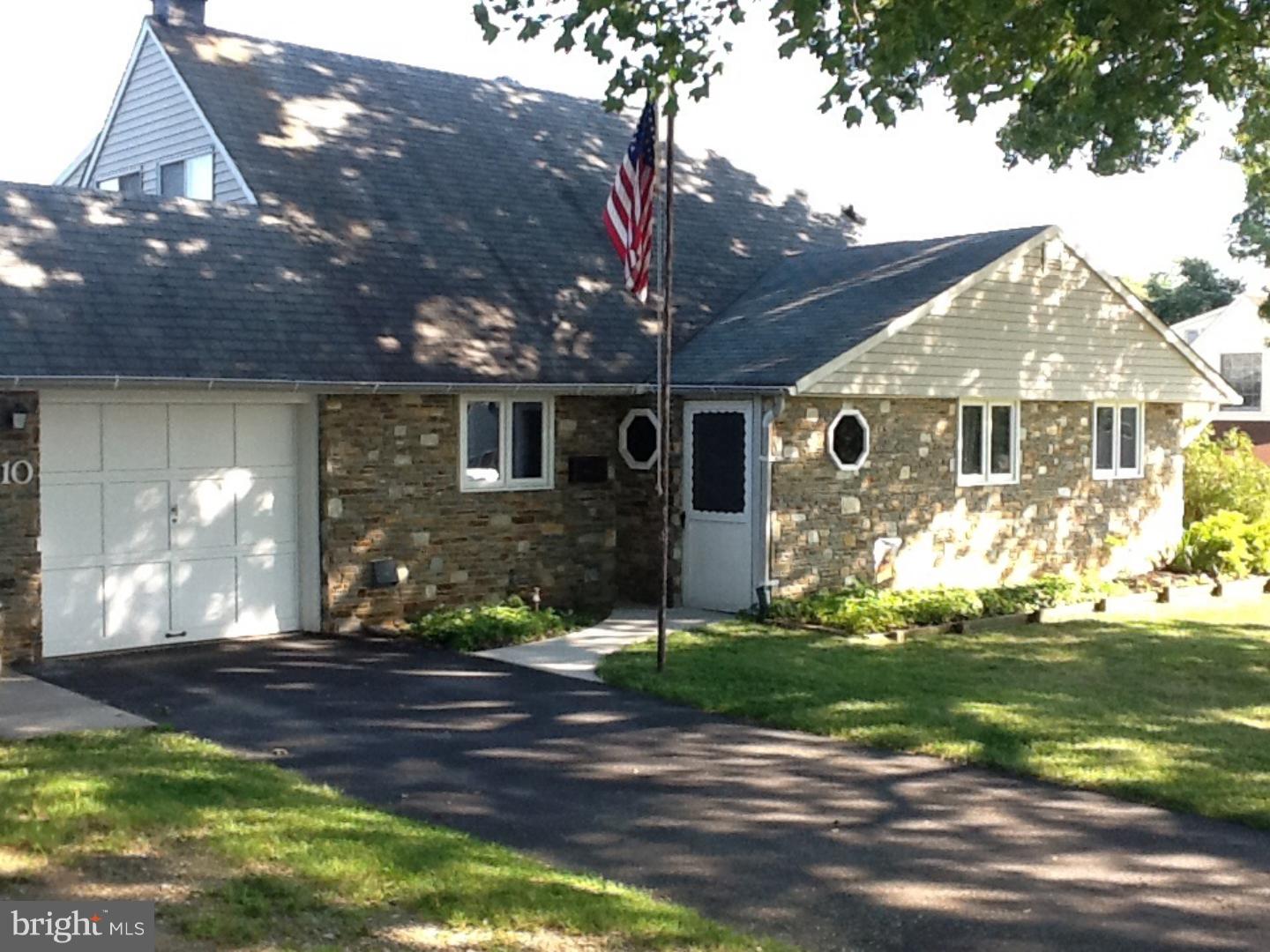 10 Hydrangea Road Levittown, PA 19056 - Photo 3 of 13 Gallery Image 3