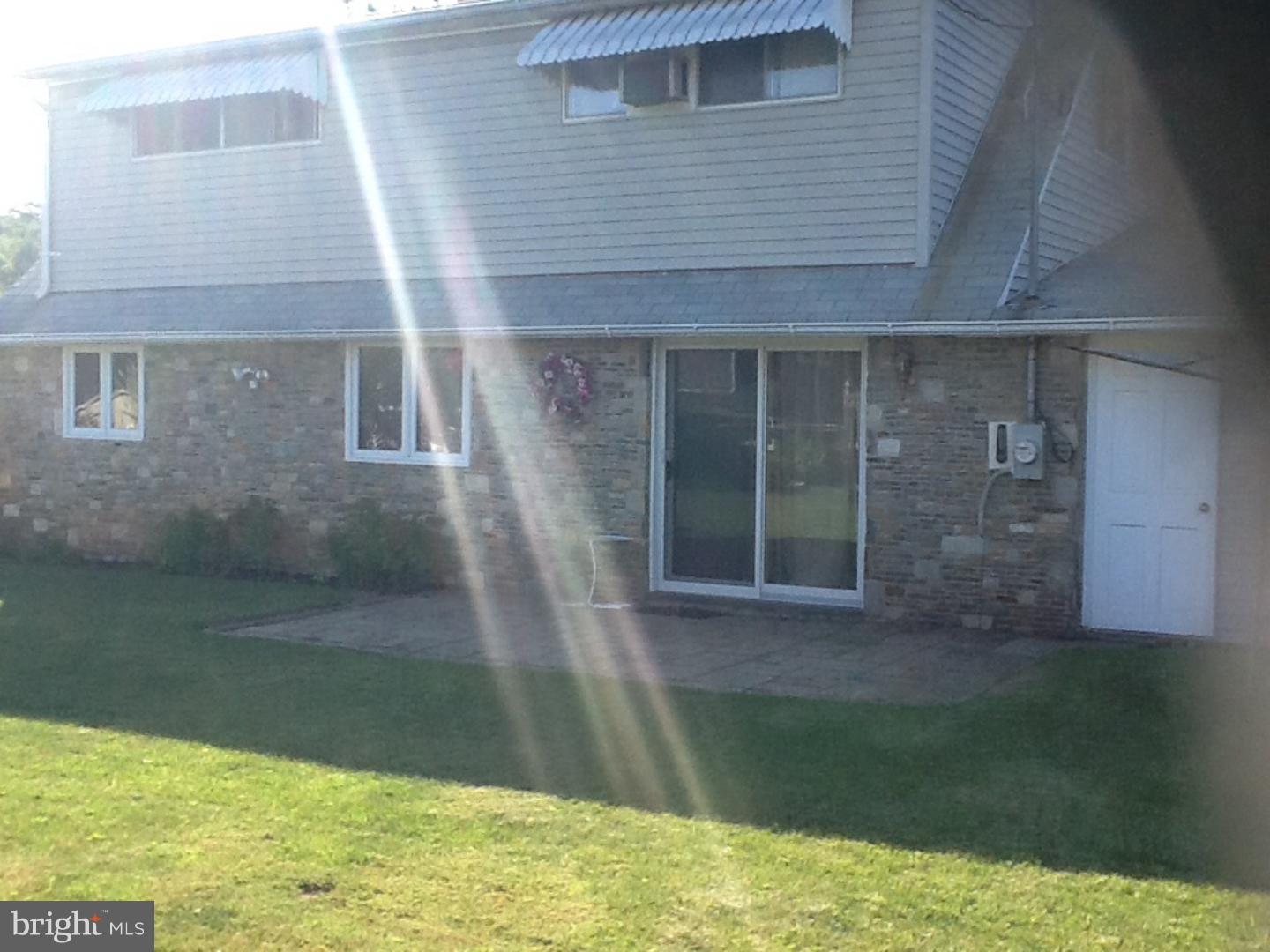 10 Hydrangea Road Levittown, PA 19056 - Photo 4 of 13 Gallery Image 4