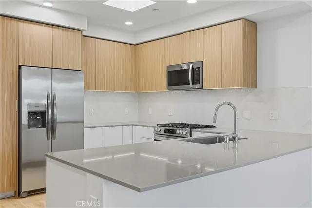 $6,750 | 12078 Guerin Street, Unit 405, Studio City, CA 91604