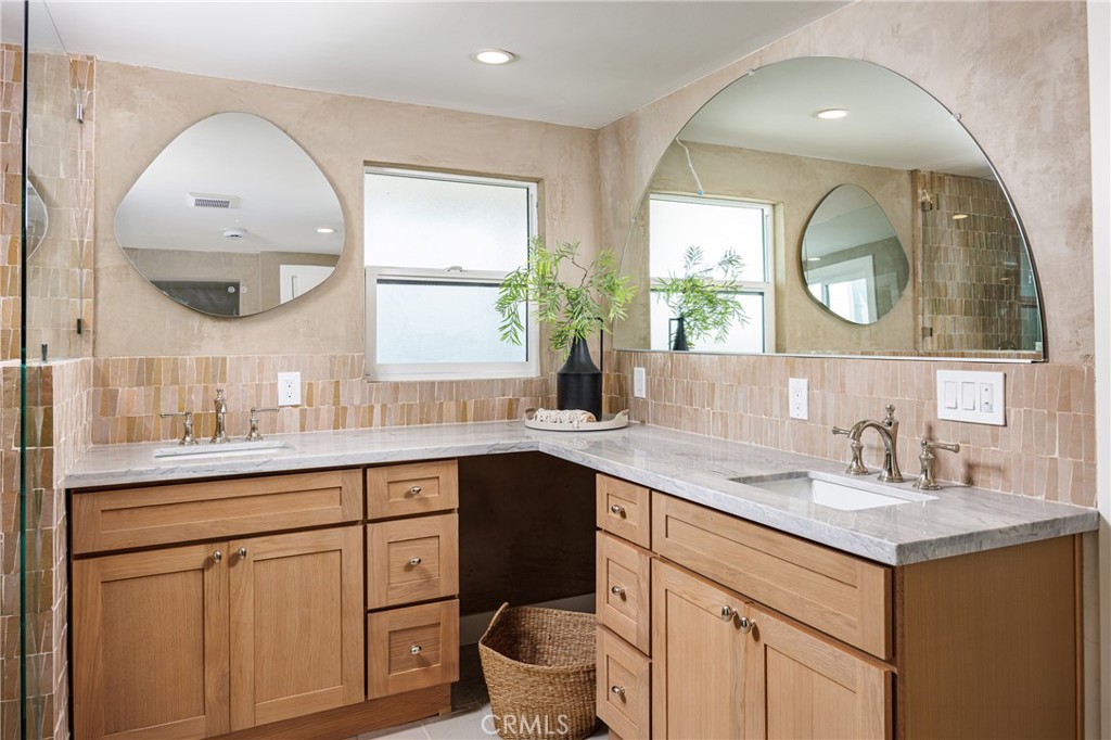 251 Highland Road Laguna Beach, CA 92651 - Photo 19 of 65 Main house: Primary bath