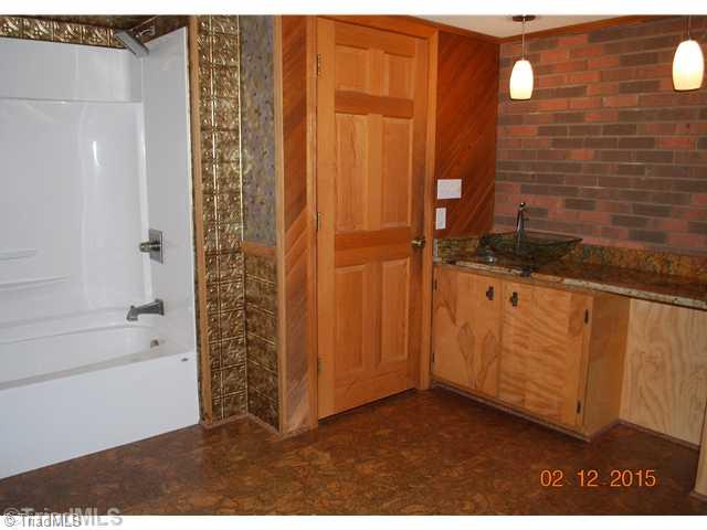 1073 Lamb Road Lexington, NC 27295 - Photo 11 of 16 Bath.