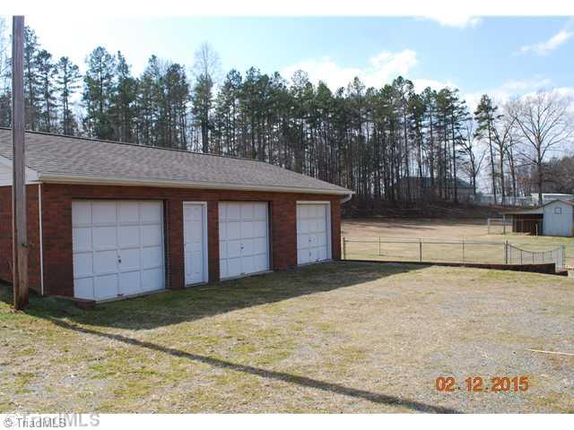 1073 Lamb Road Lexington, NC 27295 - Photo 15 of 16 Parking Lot/Garage.