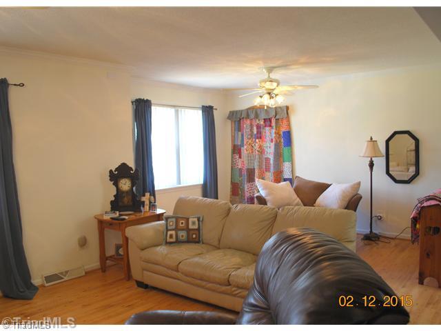 1073 Lamb Road Lexington, NC 27295 - Photo 4 of 16 Living Room.