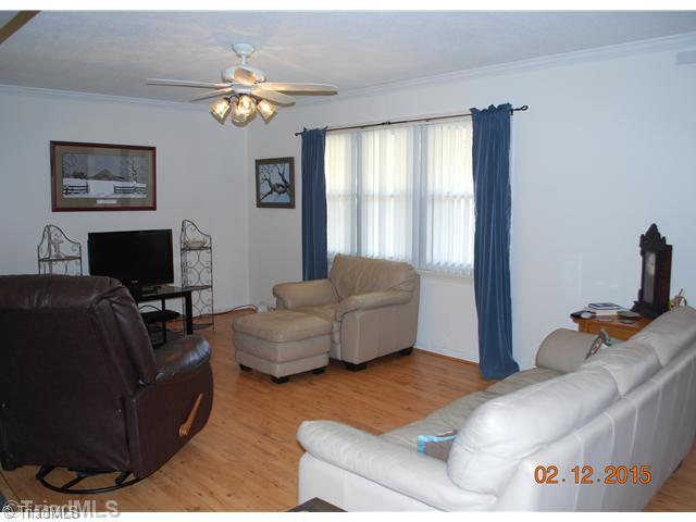 1073 Lamb Road Lexington, NC 27295 - Photo 5 of 16 Living Room.