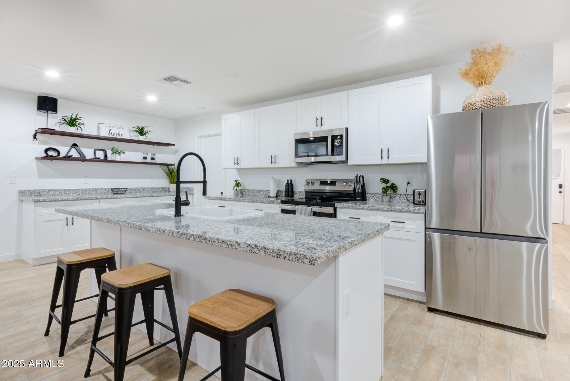 341 South Mountain Road, Unit 1 Apache Junction, AZ 85120 - Photo 8 of 33 7 Kitchen (3)
