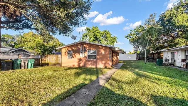 a view of a house with a yard