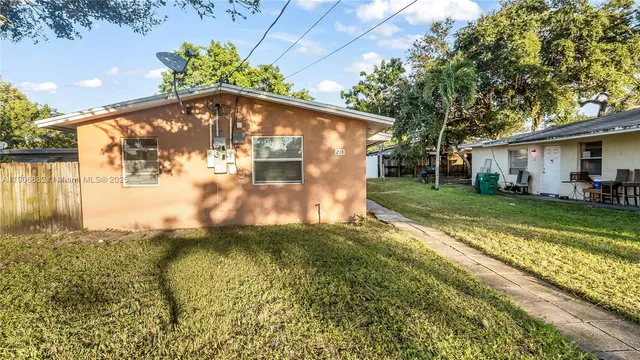 a view of a house with a yard