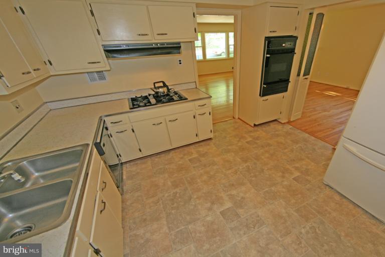 5632 Inverchapel Road Springfield, VA 22151 - Photo 14 of 30 Kitchen