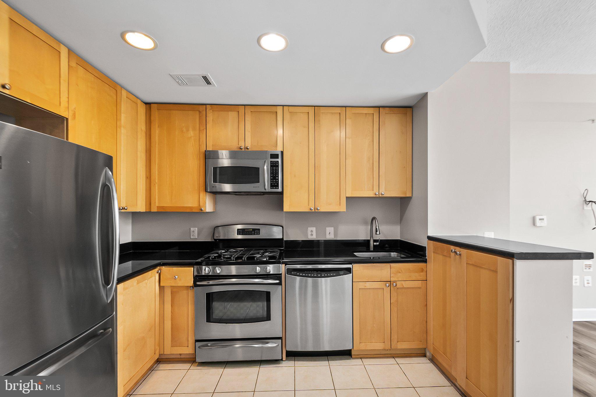 3600 South Glebe Road, Unit 330W Arlington, VA 22202 - Photo 10 of 35 Modern kitchen with sleek finishes.
