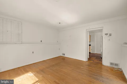 a view of empty room with window