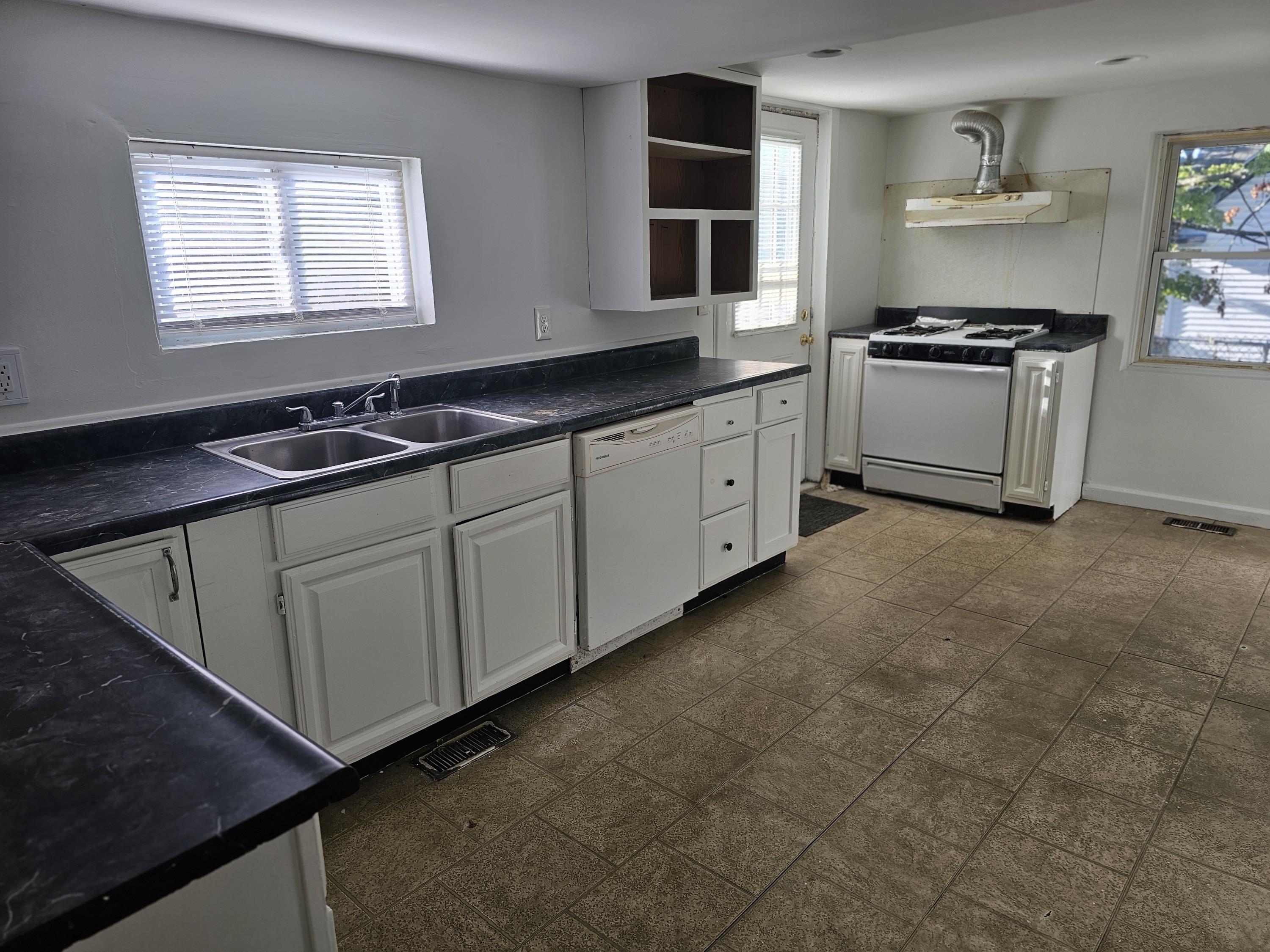 8 Jackson Street Nashua, NH 03060 - Photo 3 of 16 Gallery Image 3