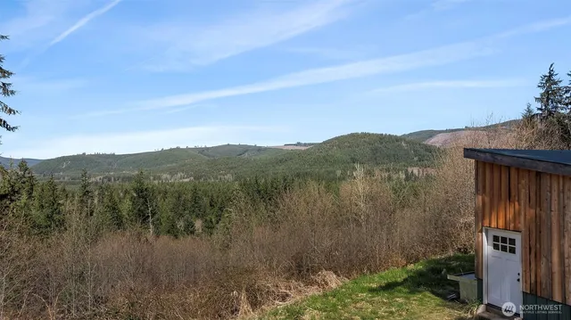 a view of a back yard