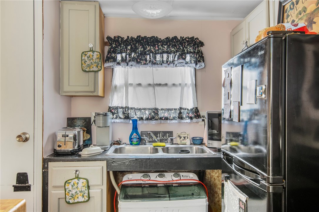 719 Forest Avenue Middletown, RI 02842 - Photo 8 of 15