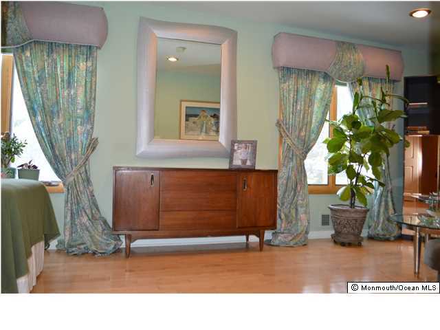 77 Hilltop Road Howell, NJ 07731 - Photo 14 of 25 a room with furniture and a potted plant