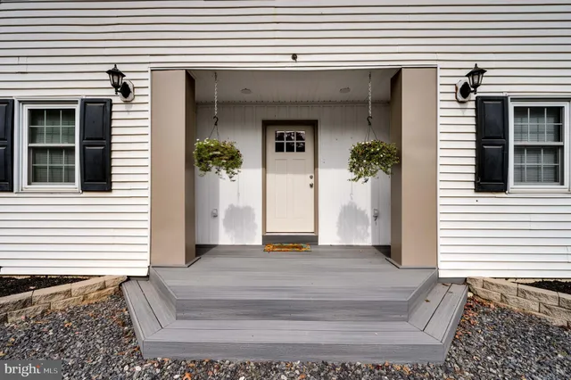 a view of a house with backyard and trees