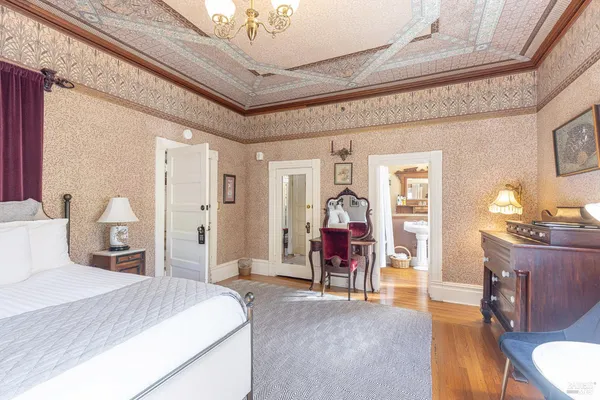 $7,900,000 | 25 West Grant Street, Healdsburg, CA 95448