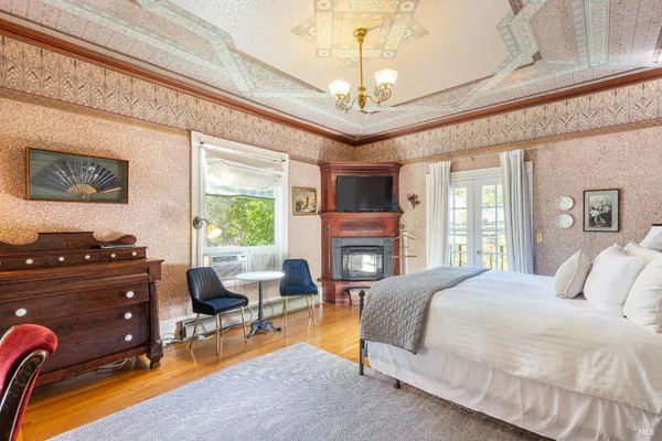 $7,900,000 | 25 West Grant Street, Healdsburg, CA 95448