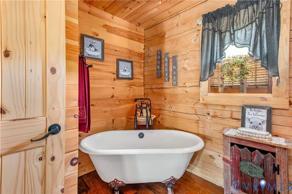 $595,000 | 379 Sparrowhawk Lane, Elberon, VA 23846