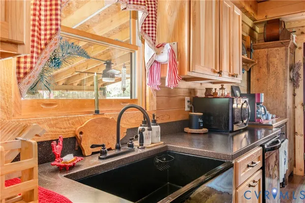 $595,000 | 379 Sparrowhawk Lane, Elberon, VA 23846