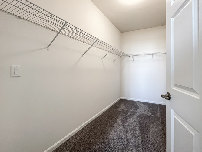 455 Ridge Lane Bolingbrook, IL 60440 - Photo 9 of 14 a view of a small room