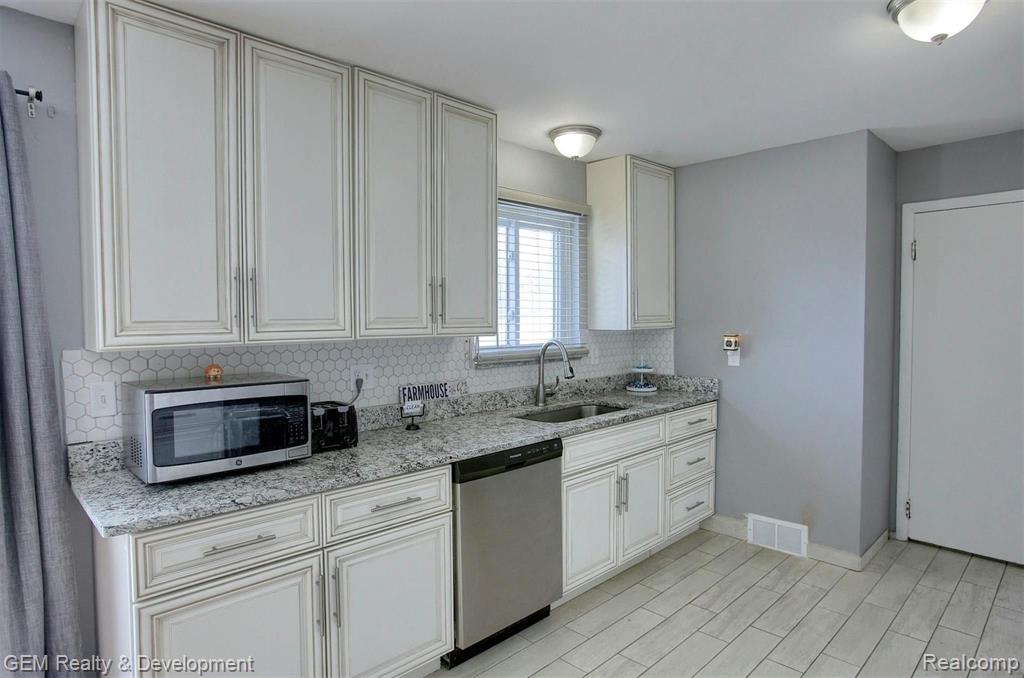 22434 Tuck Road Farmington Hills, MI 48336 - Photo 6 of 24