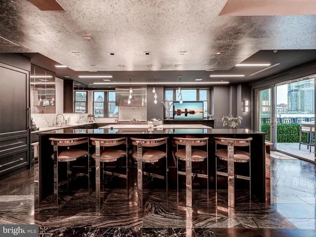 a large kitchen with kitchen island a large island in it