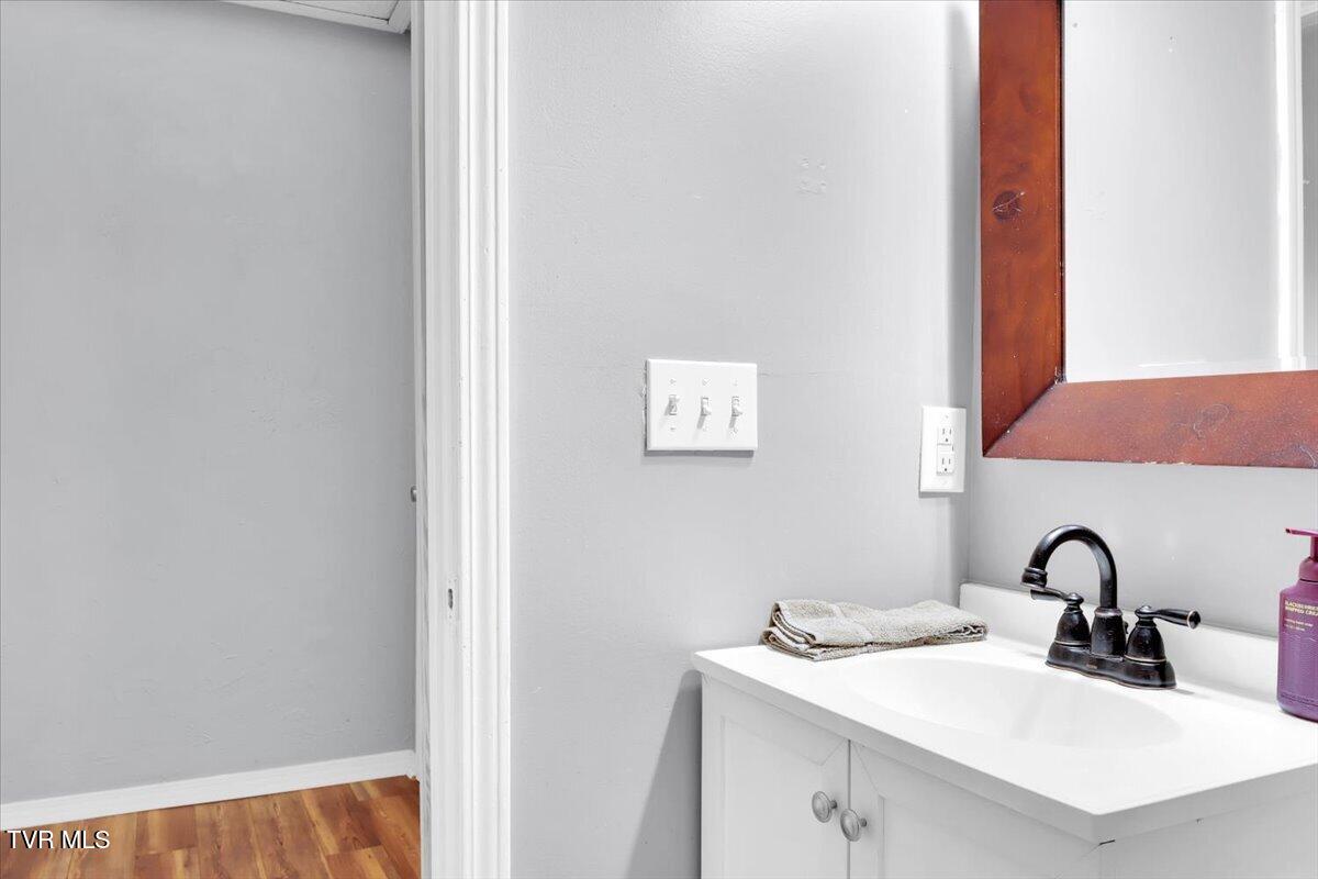 1011 Stonegate Road Kingsport, TN 37660 - Photo 11 of 27 11-Bathroom