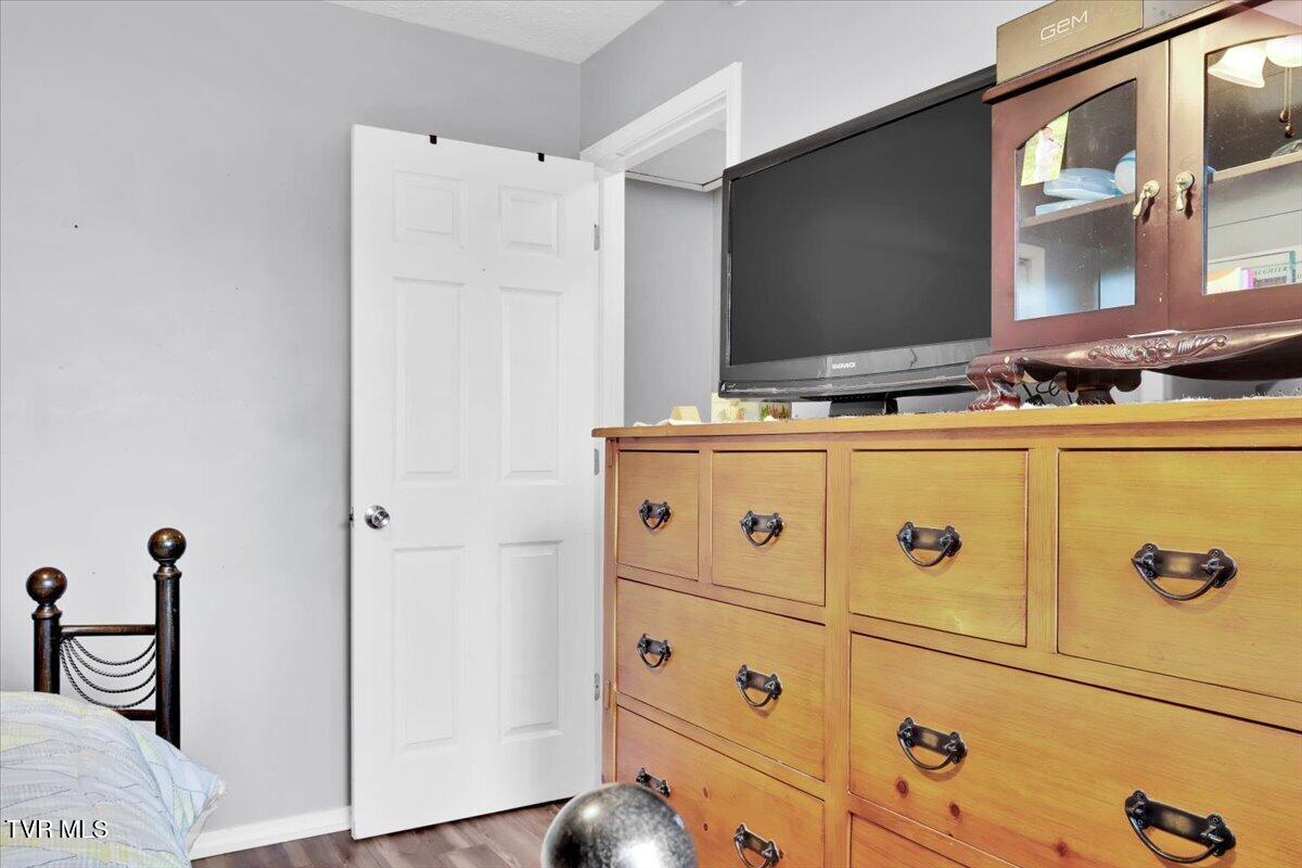1011 Stonegate Road Kingsport, TN 37660 - Photo 13 of 27 13-Master Bedroom