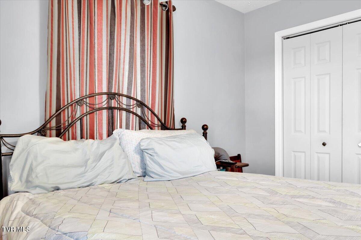 1011 Stonegate Road Kingsport, TN 37660 - Photo 14 of 27 14-Master Bedroom