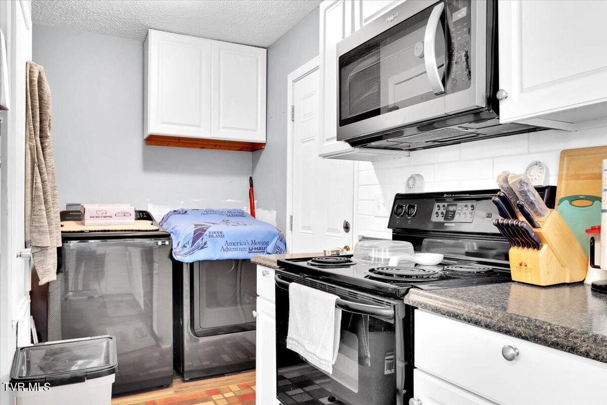 1011 Stonegate Road Kingsport, TN 37660 - Photo 15 of 27 15-Kitchen to Laundry