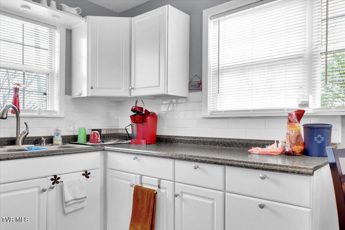 1011 Stonegate Road Kingsport, TN 37660 - Photo 17 of 27 17-Kitchen