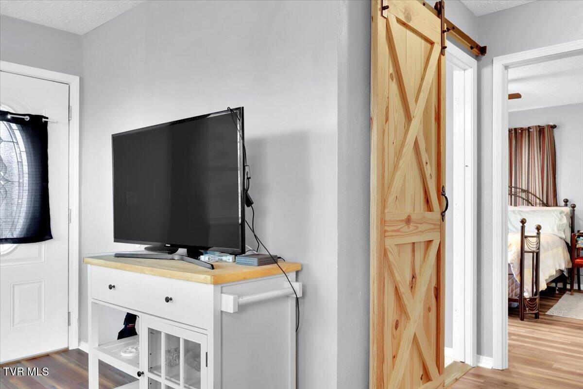 1011 Stonegate Road Kingsport, TN 37660 - Photo 19 of 27 19-Living to Entry