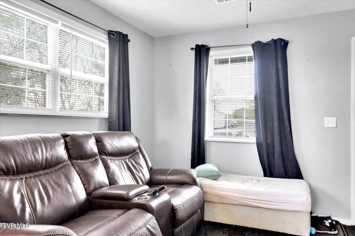 1011 Stonegate Road Kingsport, TN 37660 - Photo 22 of 27 22-Living Room