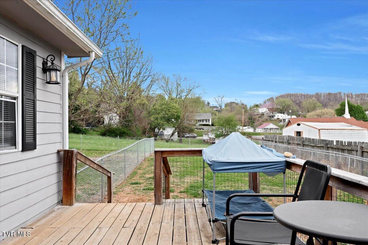 1011 Stonegate Road Kingsport, TN 37660 - Photo 24 of 27 24-Back Patio