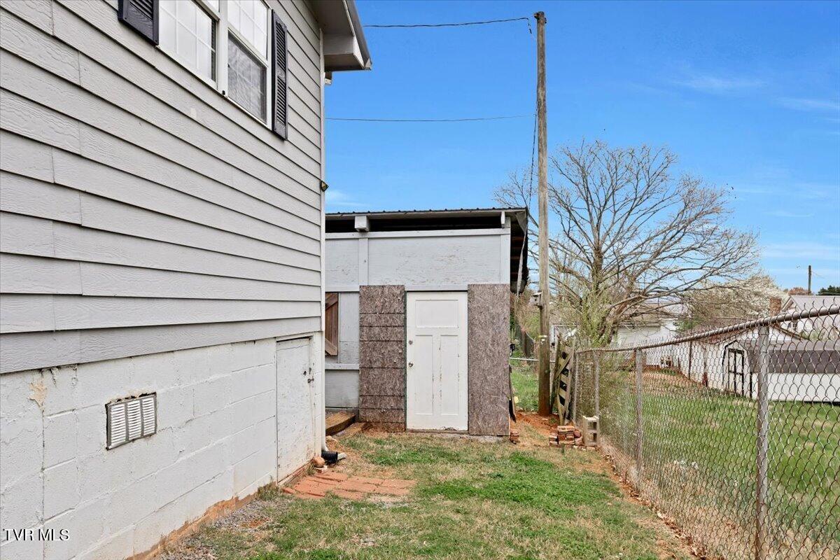 1011 Stonegate Road Kingsport, TN 37660 - Photo 25 of 27 25-Side of House to Backyard