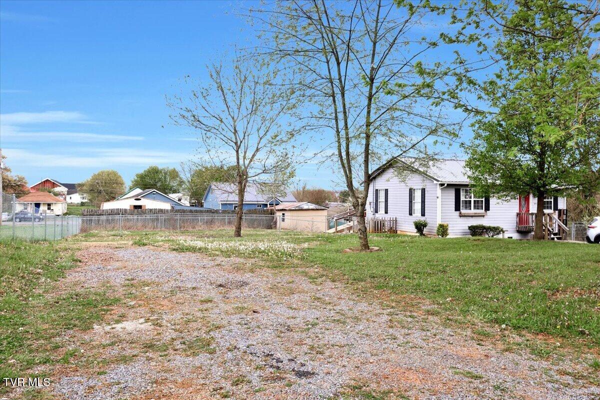 1011 Stonegate Road Kingsport, TN 37660 - Photo 4 of 27 04-Yard_Lot