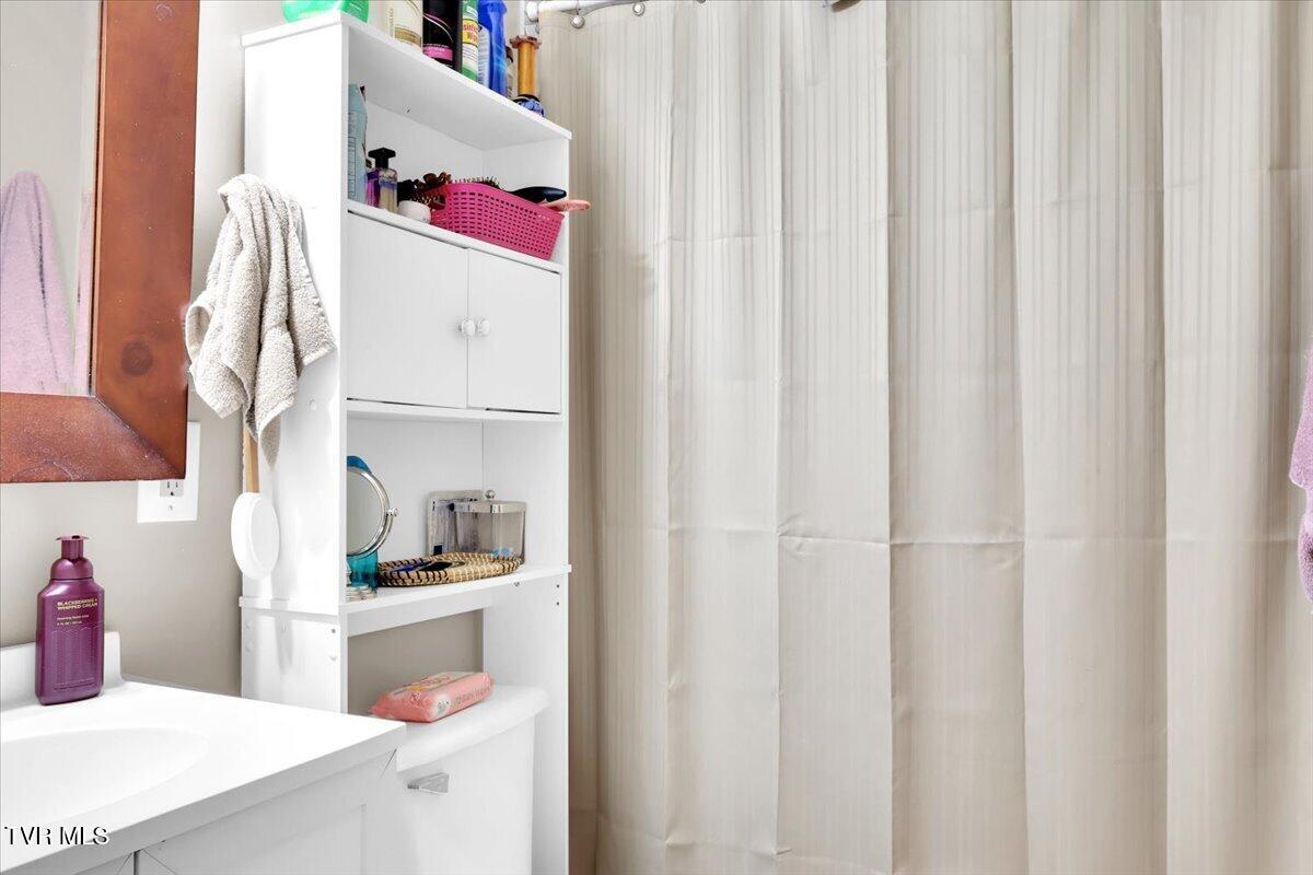 1011 Stonegate Road Kingsport, TN 37660 - Photo 10 of 27 10-Bathroom