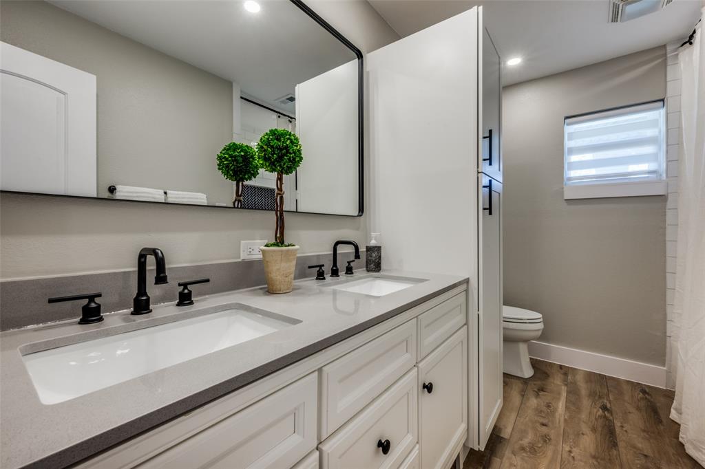 715 Stonecrest Road Argyle, TX 76226 - Photo 21 of 26 Secondary bathroom.
