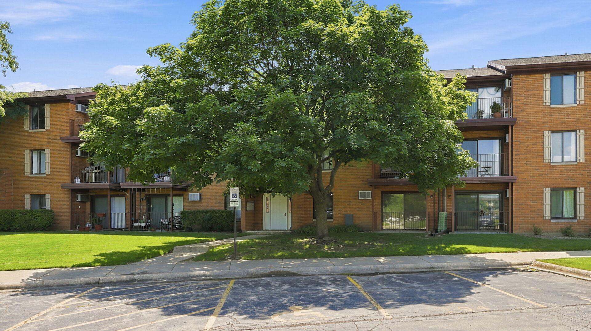 645 Briar Hill Lane, Unit 2 Addison, IL 60101 - Photo 2 of 20