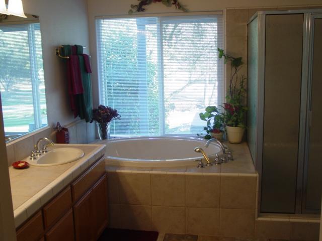 9125 Simmons Road Redding, CA 96001 - Photo 13 of 18 Master Bath