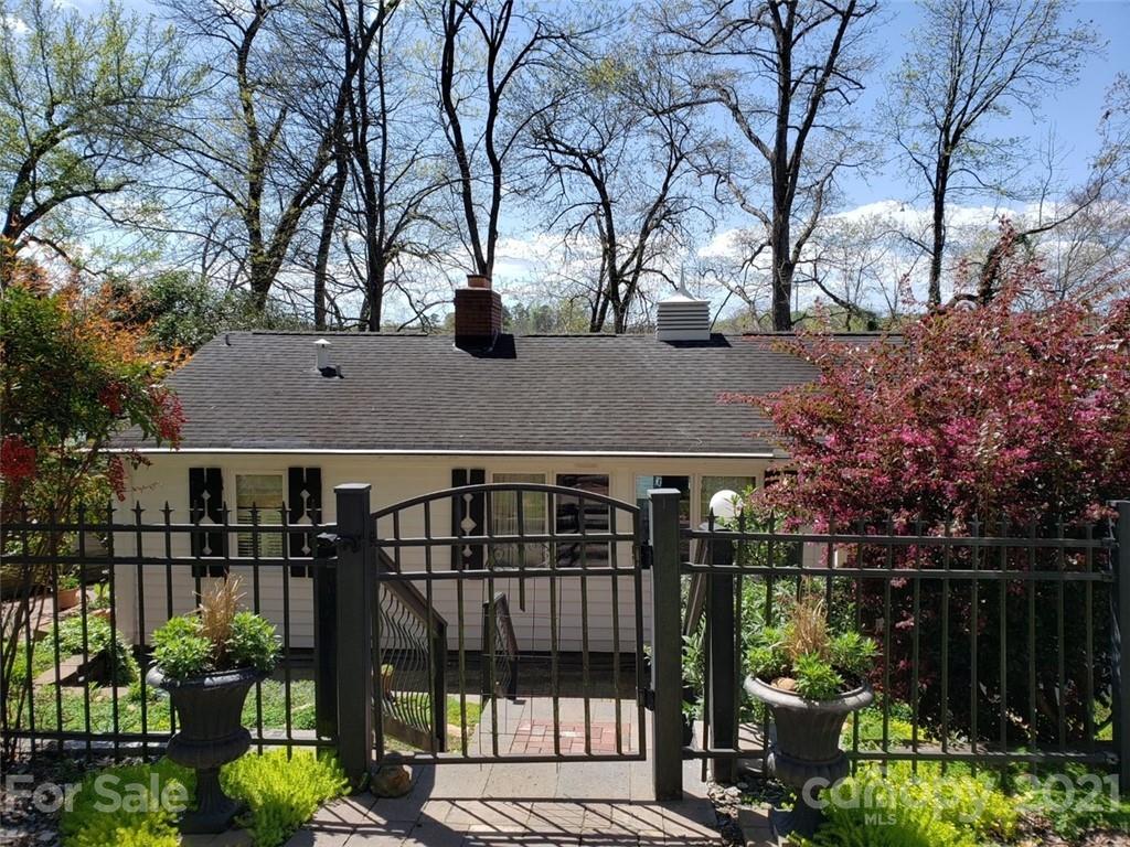 6501 Amos Smith Road Charlotte, NC 28214 - Photo 2 of 37 Gallery Image 2